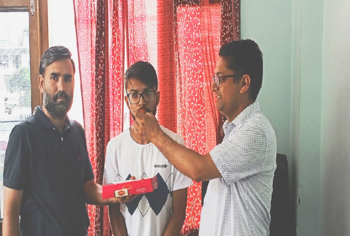 hpbose 12th result 2021: Postmaster's son Pushpendra Thakur of kullu himachal secured first position