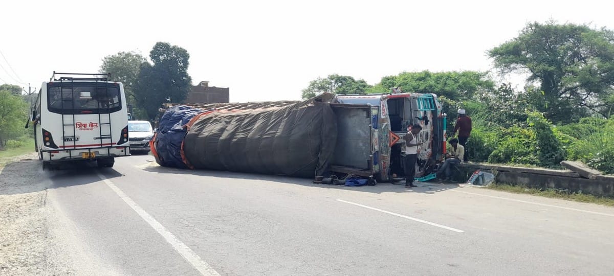 Truck overturned on jaunpur raibareilly highway to save girl students in jaunpur
