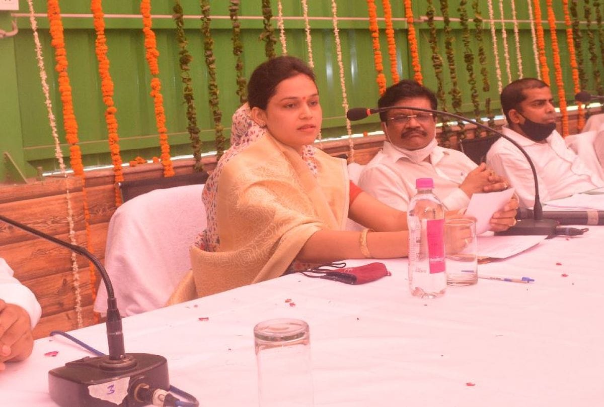Agra Zila Panchayat Adhyaksh Dr. Manju Bhadauria Meeting 40 People Absent