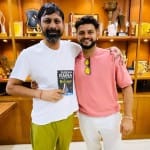 क्रिकेटर प्रवीण कुमार को बायोग्राफी भेंट करते सुरेश रैना