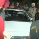 बैठक के बाद कार से बाहर आते नवजोत सिंह सिद्धू।