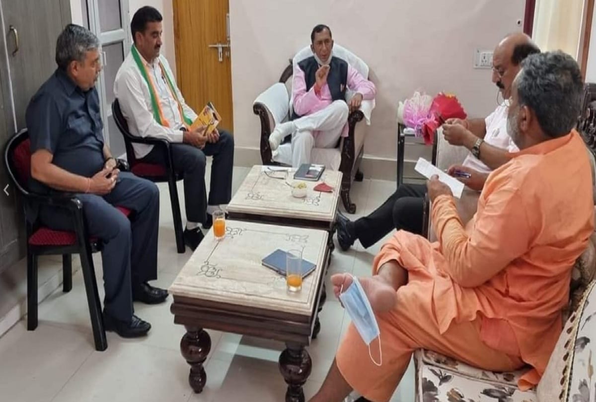 Dehradun: Minister wore mask on his feet photo viral on social media