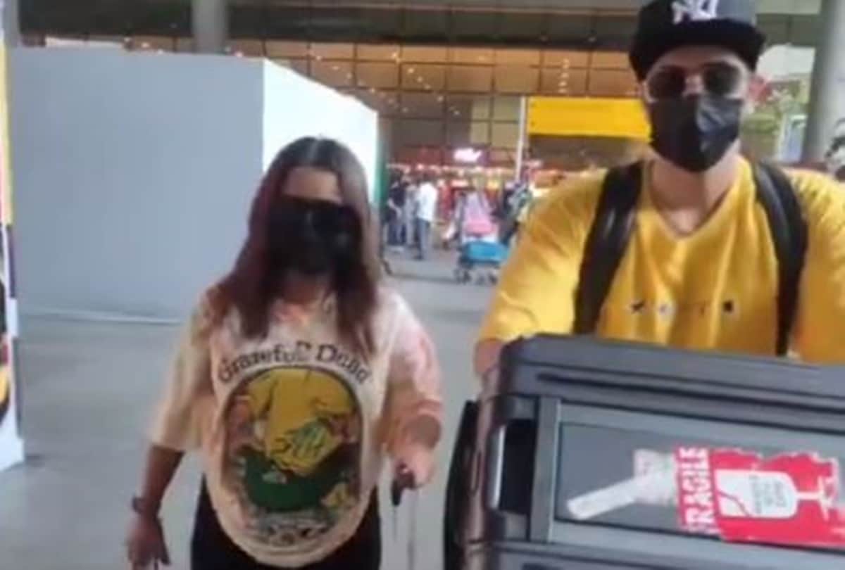 Neha kakkar spotted with husband Rohanpreet on Mumbai airport fans asked if she is pregnant