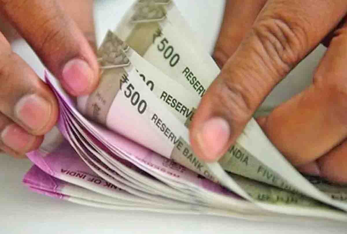 Old age pension kept going in the accounts of 2700 dead people