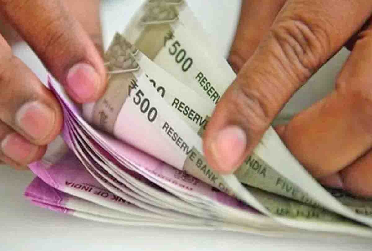 Old age pension kept going in the accounts of 2700 dead people