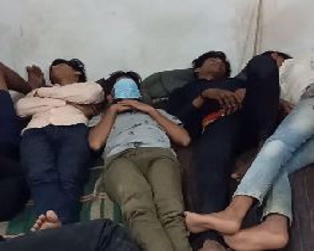 video of two youths handcuffed in varanasi Cantt police station goes viral former IPS amitabh thakur complains to Human Rights Commission