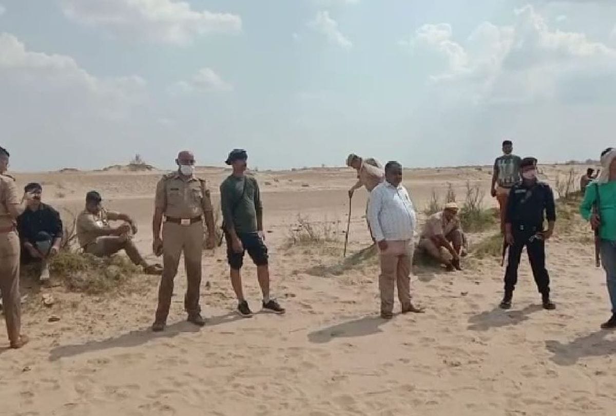 Police perform the cremation of one lakh rewardee Badan Singh in Agra