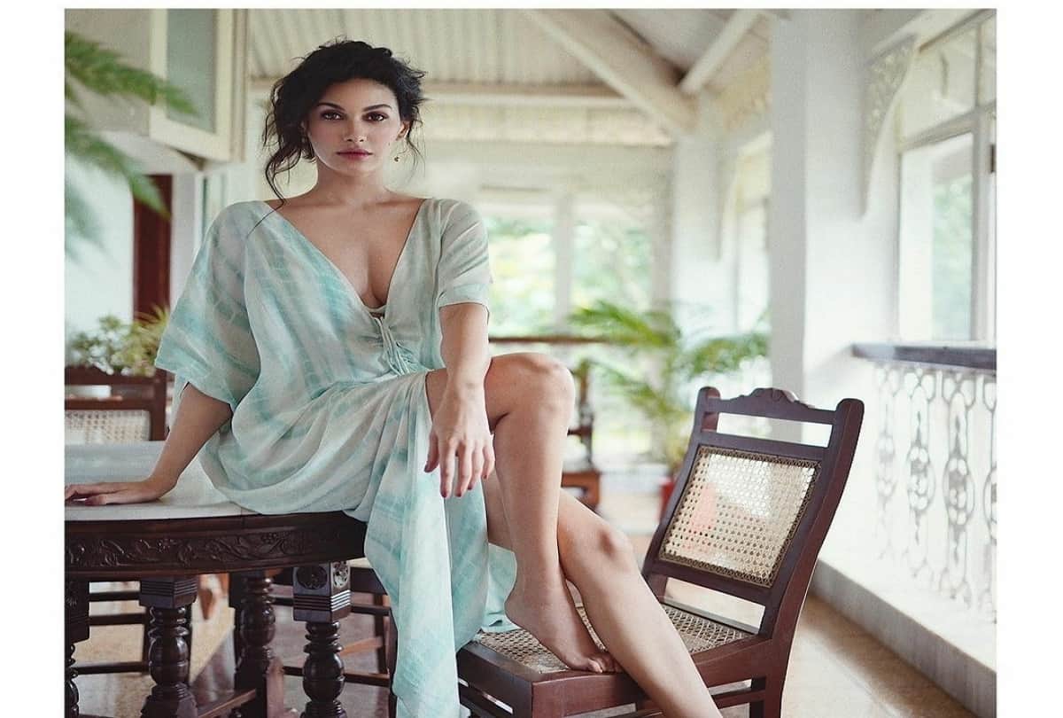 Amyra Dastur Shares her Casting Couch and Harassment experience says happens in both industries