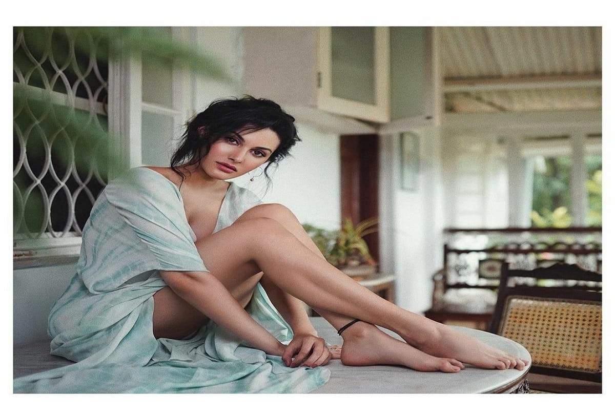 amyra dastur latest beauitiful pictures in hindi