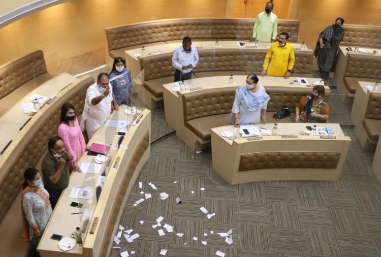 Congress Councillors protest against increase in water bill in House Meeting of Nagar Nigam 
