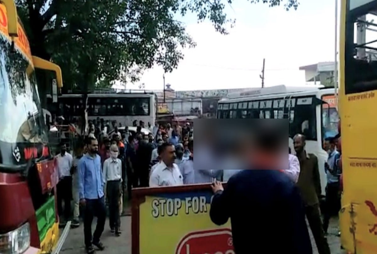 Bus and taxi collide outside Hamirpur bus stand, passenger beaten
