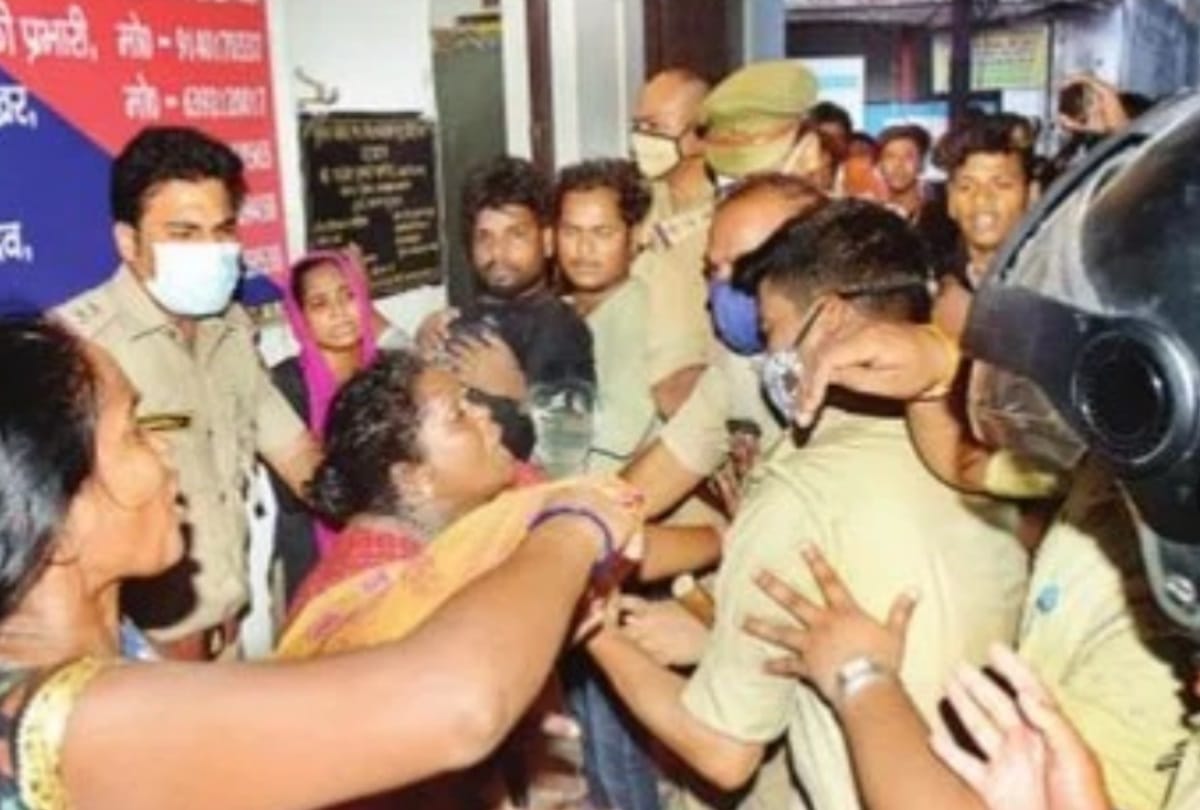 Action against chauki incharge and sipahi in metro chauki Lucknow.