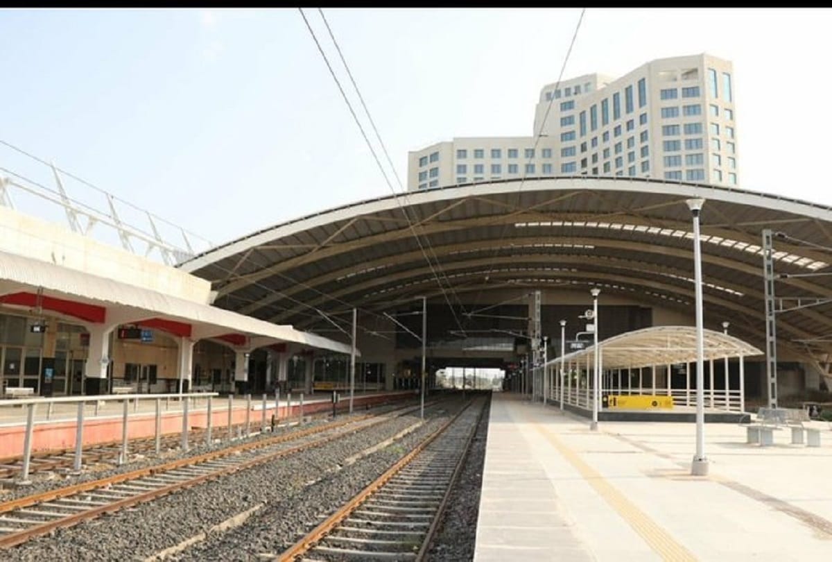 Cleanliness destroys: Railroads have become dustbins