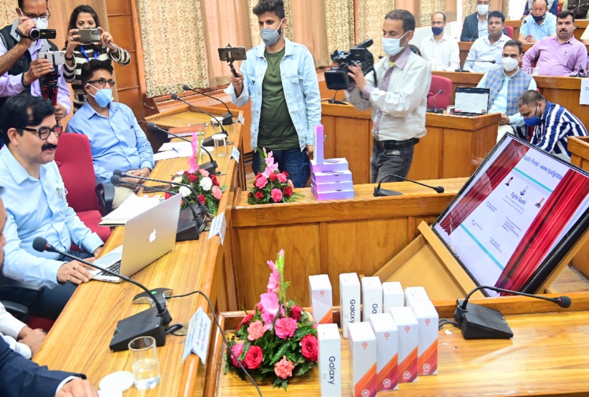 smart phone for needy school children at One click scheme started in himachal