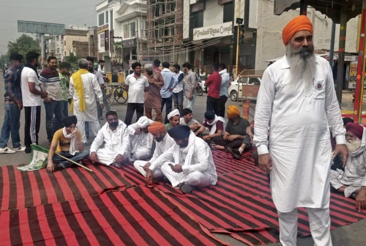 Farmers protest after five farmers arrested for Pelting Stones on Deputy Speaker Ranbir Gangwa car at Sirsa of Haryana
