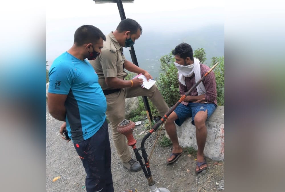 Mussoorie News: Police Cutted 21 tourists challan for smoking hookah in public places