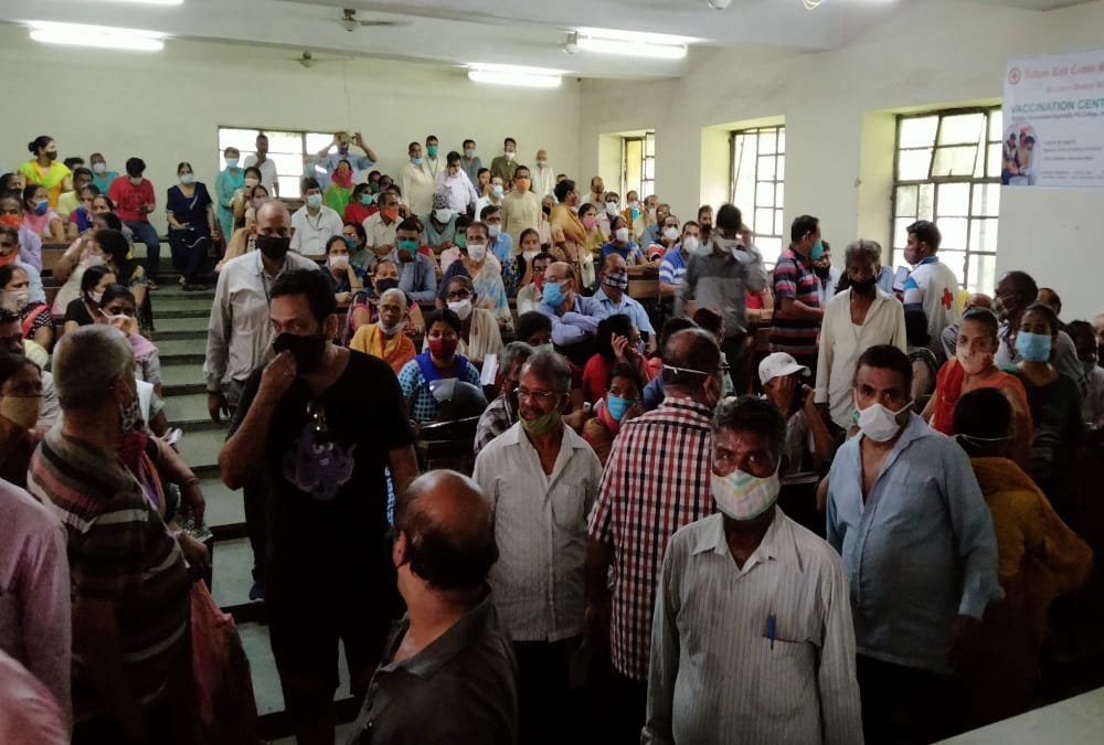 Corona Vaccination in Haridwar: Ruckus after heavy crowd for vaccination and health workers run away photos