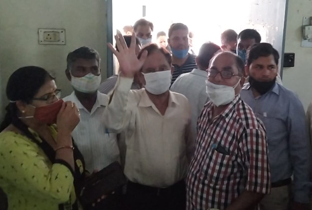Corona Vaccination in Haridwar: Ruckus after heavy crowd for vaccination and health workers run away photos