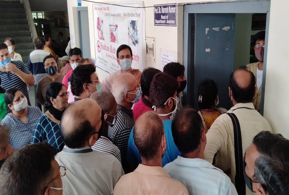 Corona Vaccination in Haridwar: Ruckus after heavy crowd for vaccination and health workers run away photos