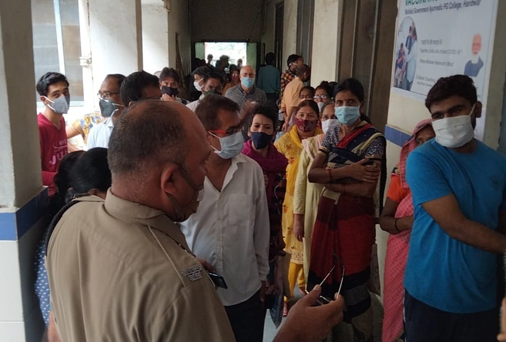 Corona Vaccination in Haridwar: Ruckus after heavy crowd for vaccination and health workers run away photos