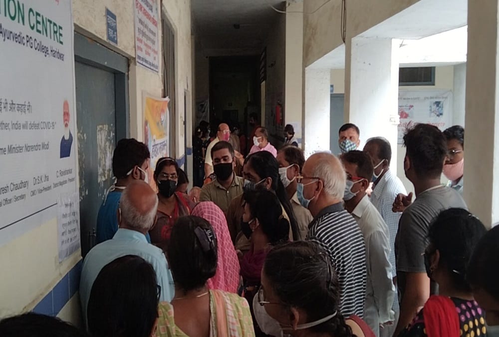 Corona Vaccination in Haridwar: Ruckus after heavy crowd for vaccination and health workers run away photos