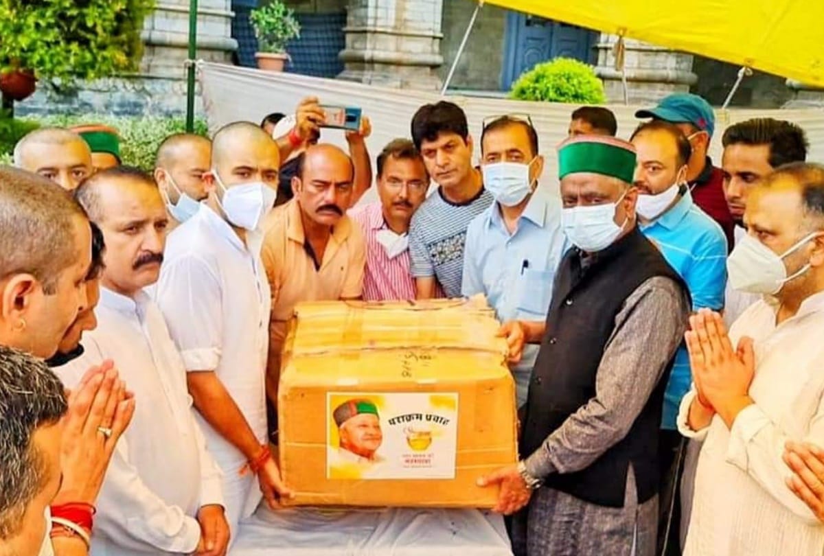 himachal congress pradesh adhyaksh kuldeep rathore gave virbhadra singh asthi kalash to block adhyaksh