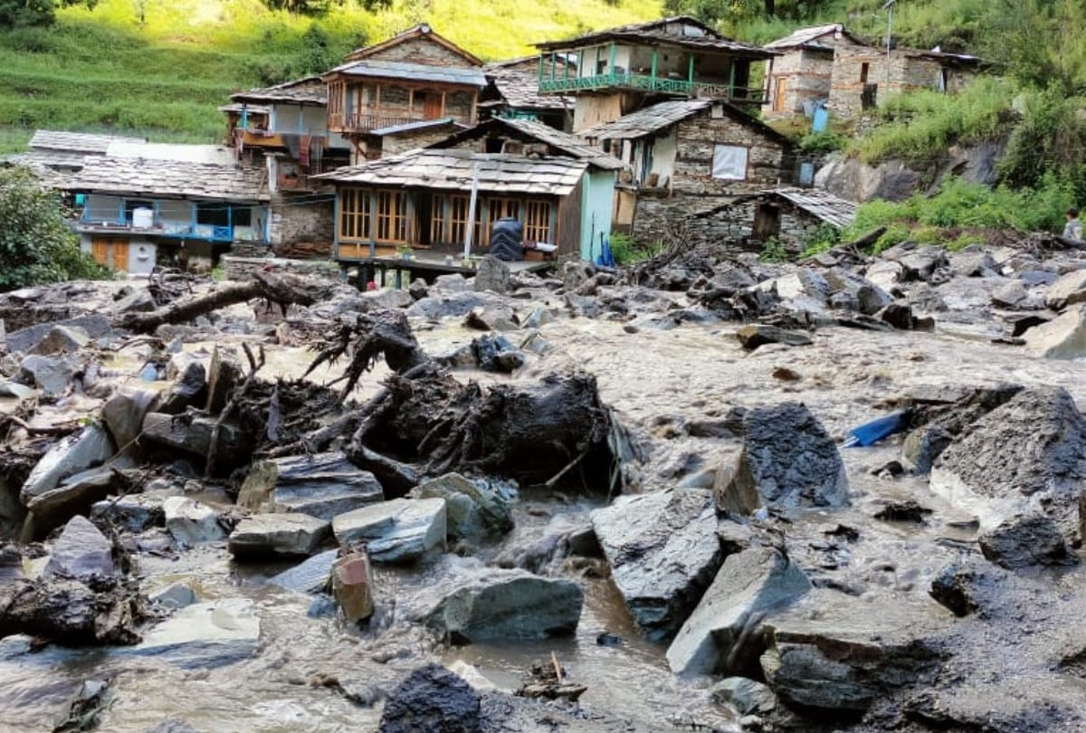Himachal Pradesh news Heavy rain wreaks havoc in Kullu cloudburst caused floods debris entered houses