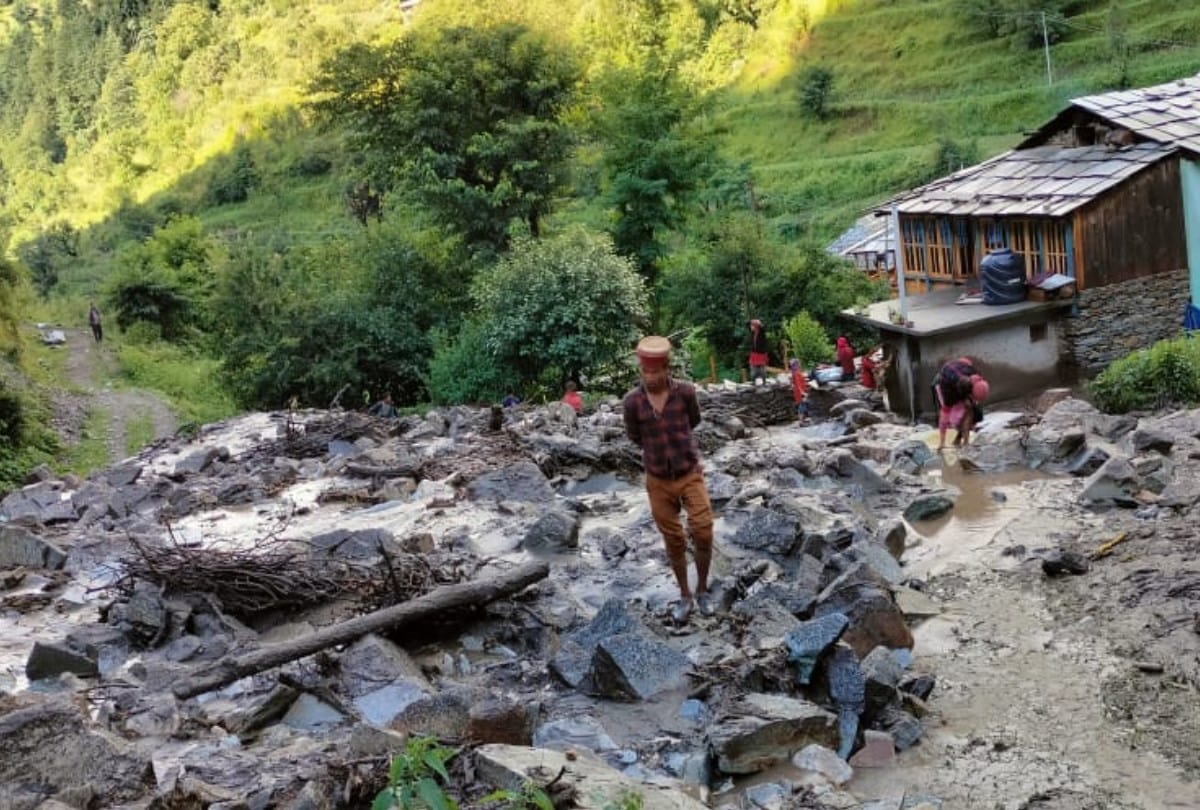 Himachal Pradesh news Heavy rain wreaks havoc in Kullu cloudburst caused floods debris entered houses