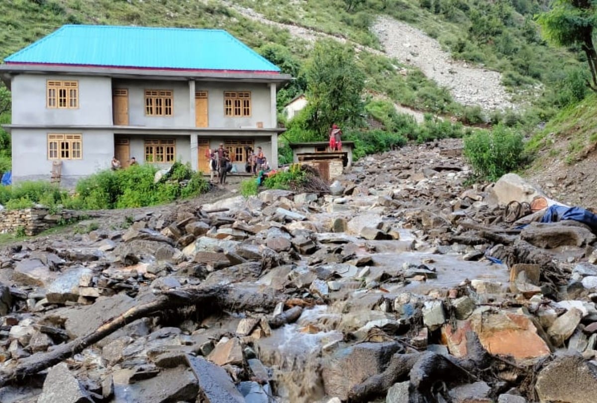 Himachal Pradesh news Heavy rain wreaks havoc in Kullu cloudburst caused floods debris entered houses