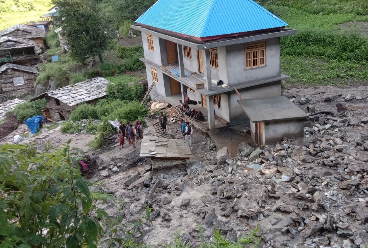 Himachal Pradesh news Heavy rain wreaks havoc in Kullu cloudburst caused floods debris entered houses