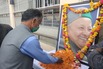 पूर्व मुख्यमंत्री वीरभद्र सिंह को सचिवालय में श्रद्धांजलि देते कर्मचारी।