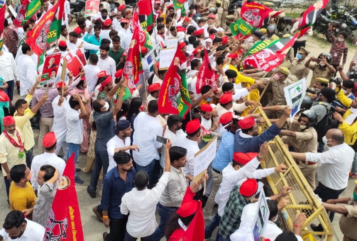 Samajwadi Party protest against price rise and farmers issue.