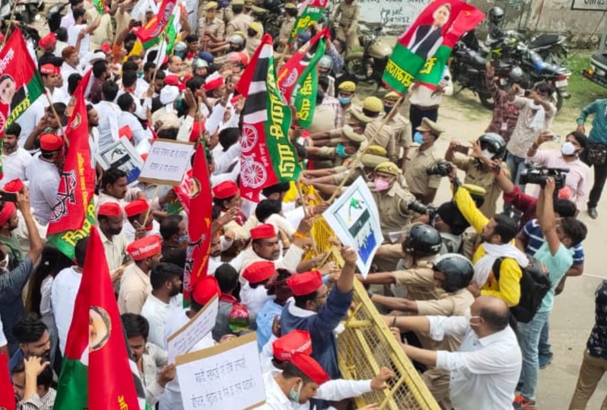 Samajwadi Party protest against price rise and farmers issue.