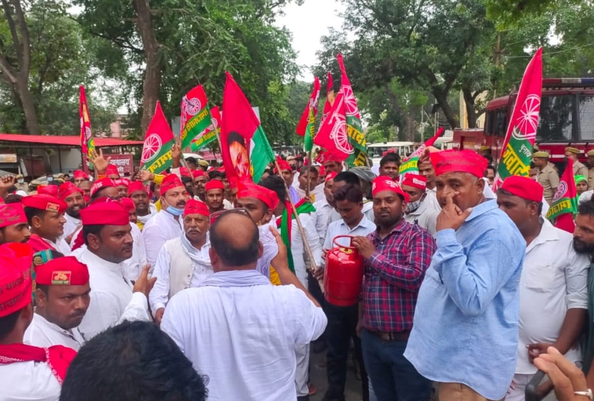 Samajwadi Party protest against price rise and farmers issue.