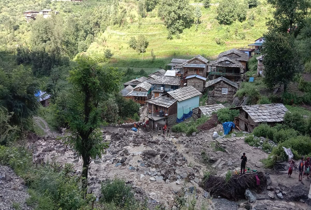 Himachal Pradesh news Heavy rain wreaks havoc in Kullu cloudburst caused floods debris entered houses