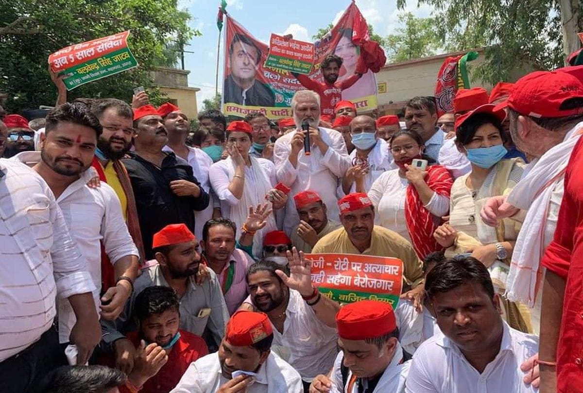 Samajwadi party agra leaders slogans of pakistan in front of maha nagar adhayaksh in protest