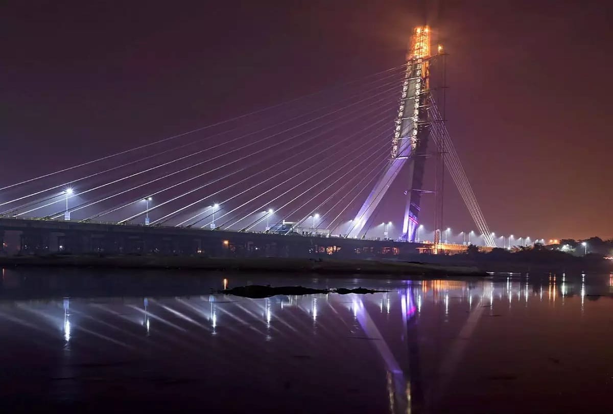 Girl jumps into Yamuna river from Signature Bridge