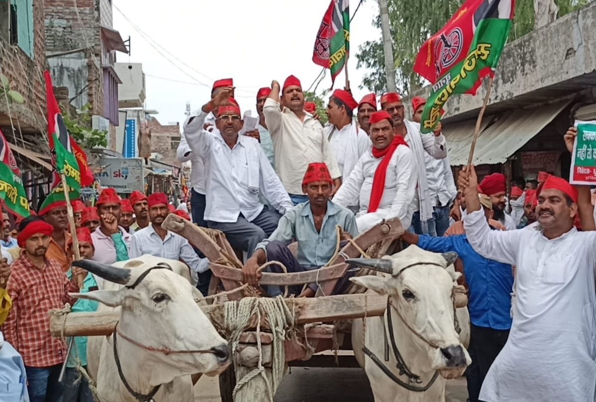Jhansi samajwadi party leaders reach in protest against inflation and corruption by escaping from police eye