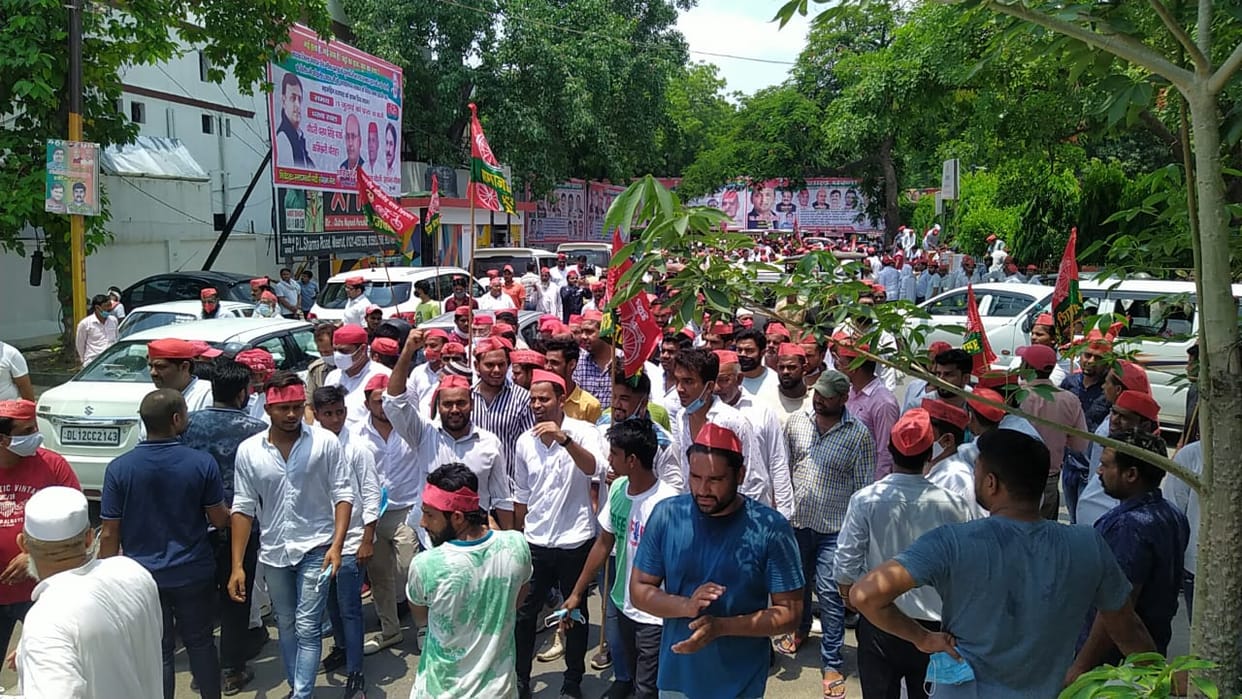 Samajwadi party goes in election mode, protest against up government at meerut Collectorate