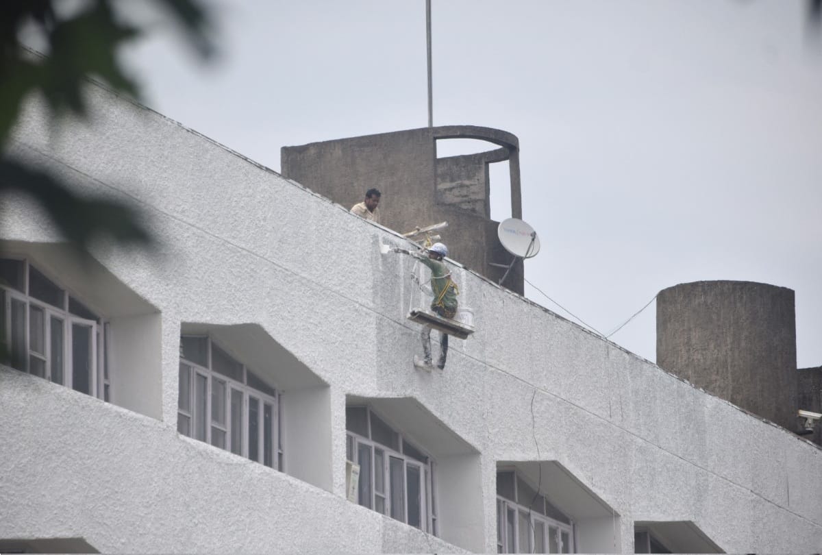 Srinagar Secretariat whitewash going on Srinagar Secretariat