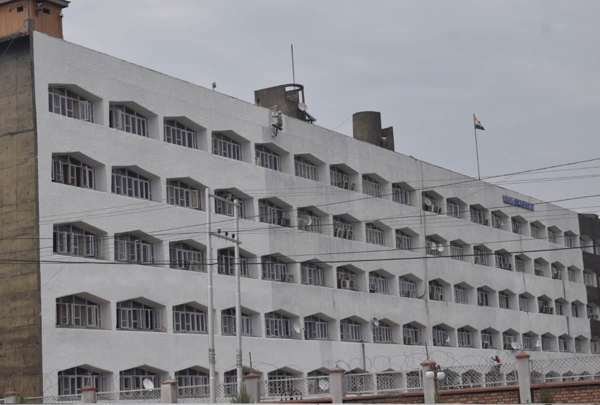 Srinagar Secretariat whitewash going on Srinagar Secretariat