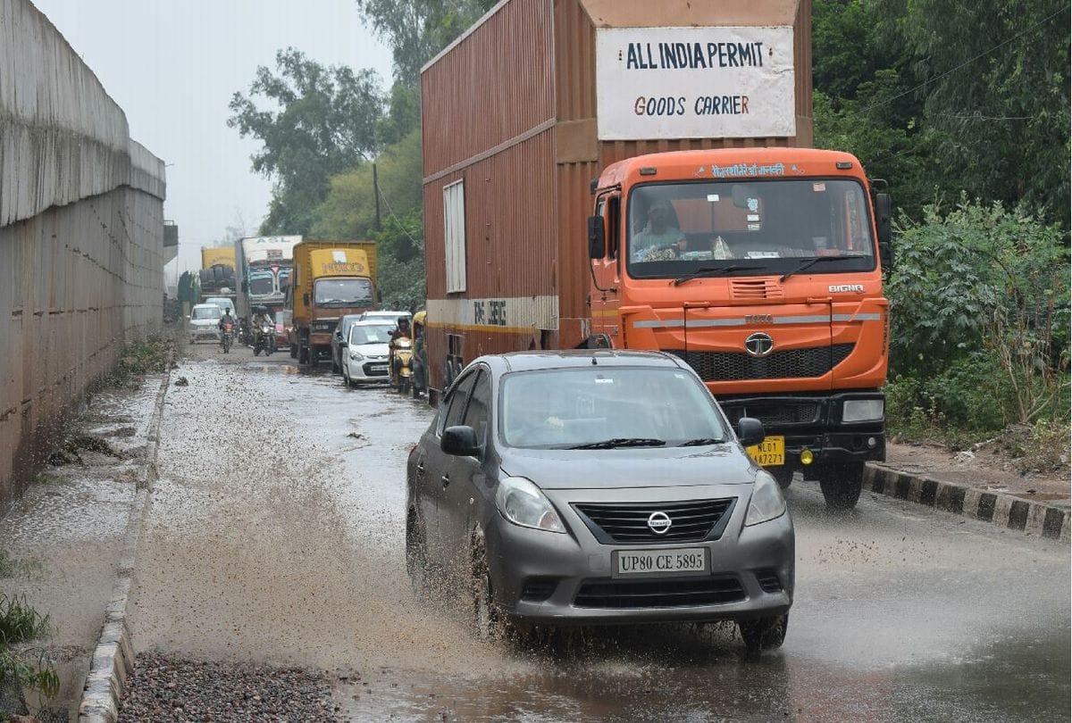 Water logging on the highway and 3 km road damage after rain in agra