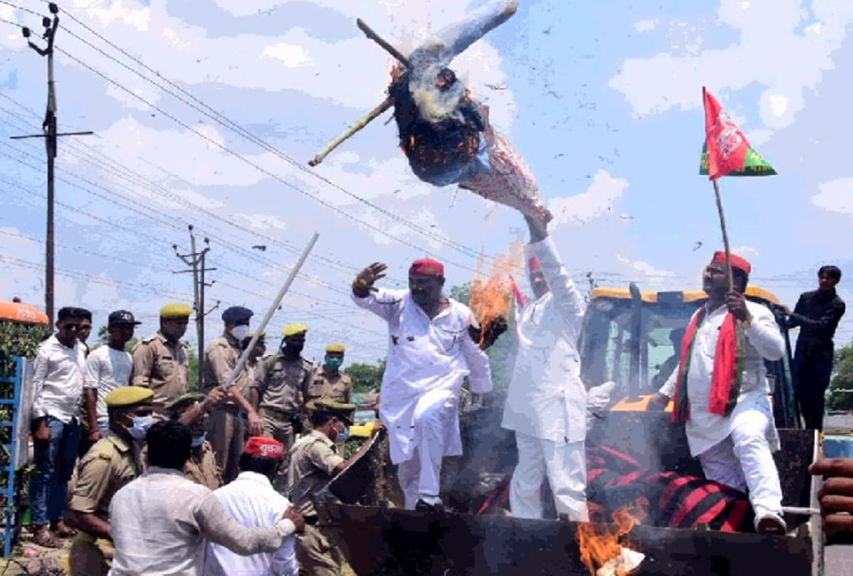 Aligarh: Spies burnt effigy of PM-CM on rigging in zip elections, demonstration