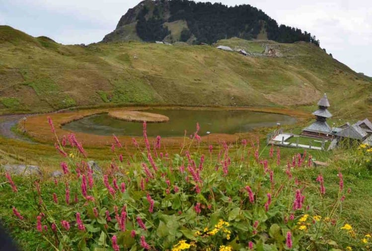 Himachal: land block keeps floating in Parashar Lake at a height of nine thousand feet, the mind gets thrilled
