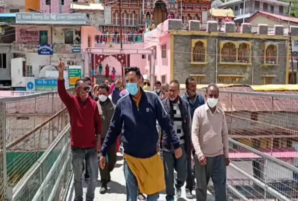 Chardham Devasthanam Board: Tirth purohit protest rally in badrinath dham and putla dahan photos