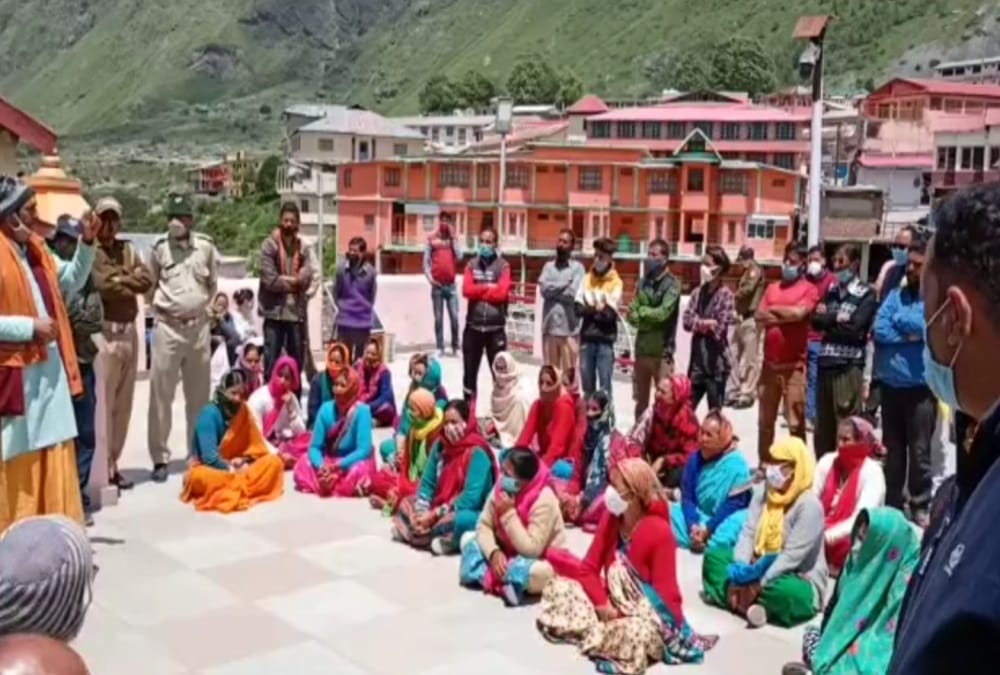 Chardham Devasthanam Board: Tirth purohit protest rally in badrinath dham and putla dahan photos