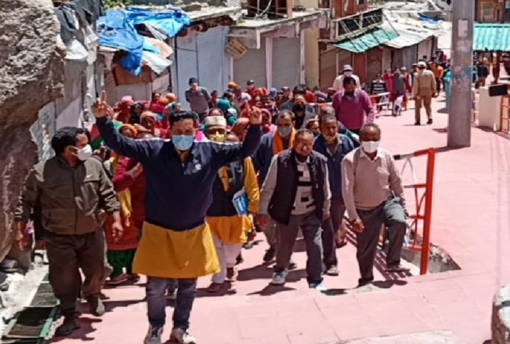 Chardham Devasthanam Board: Tirth purohit protest rally in badrinath dham and putla dahan photos