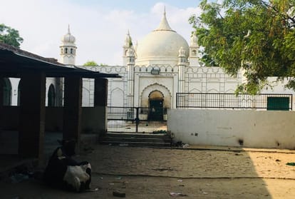 Muslim Devotees Came To Bade Miyan Chote Miyan Dargah For Pary After Ban Of Covid-19