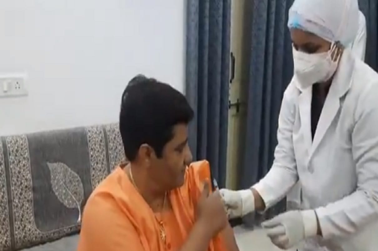congress attacks on bhopal Mp sadhvi pragya gets first dose of Covid vaccine