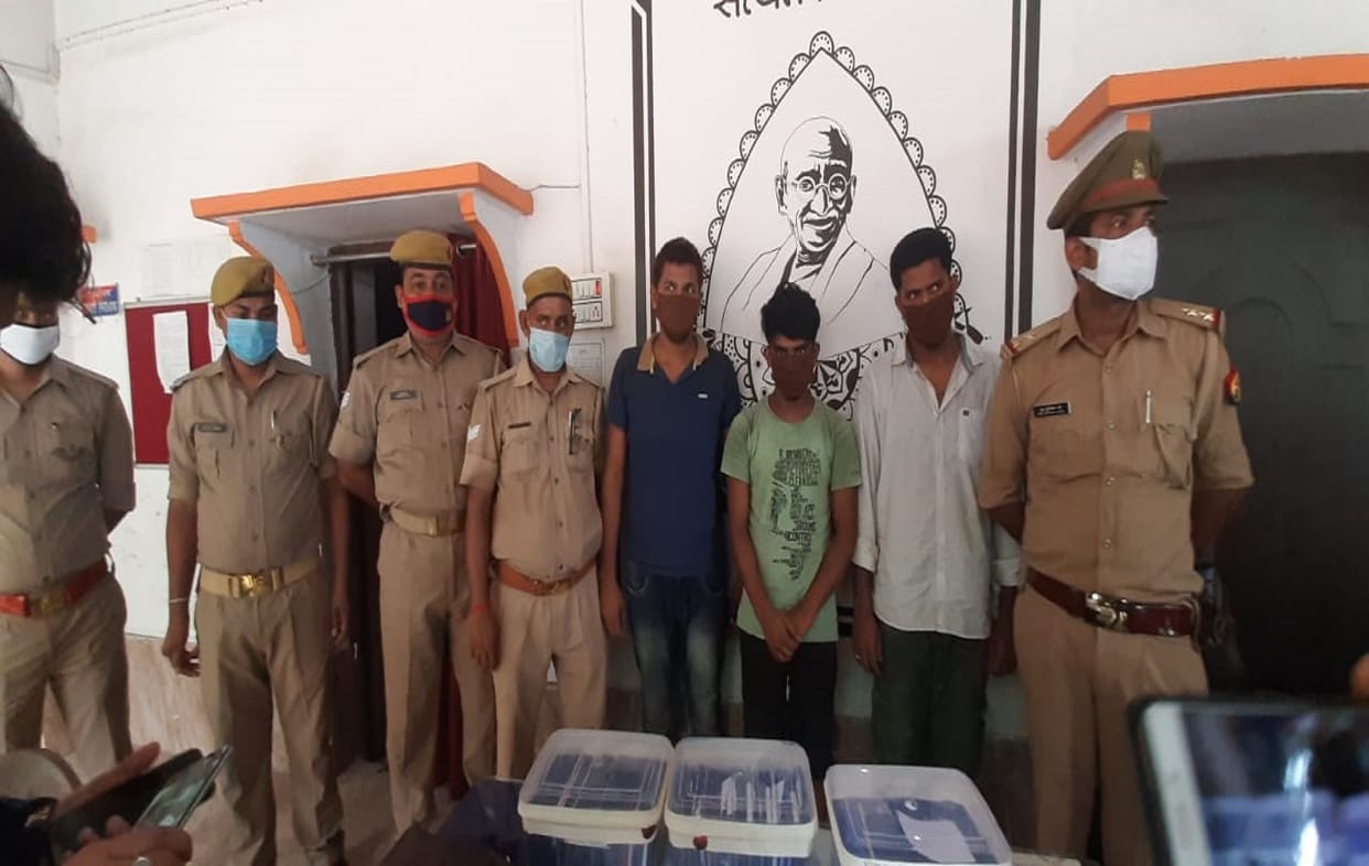 Cyber criminals use mobile who stolen from azamgarh Purvanchal varanasi police arrested three accused with 64 mobiles